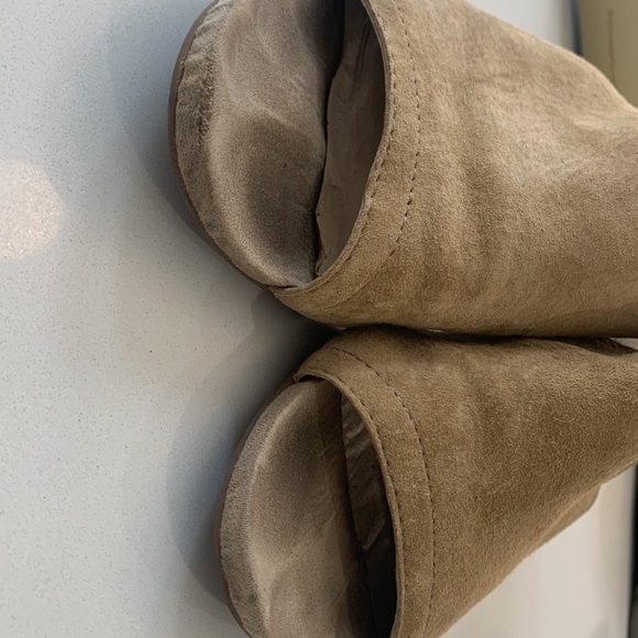 Franco Sarto size 9.5M taupe stacked heel - Picture 5 of 5